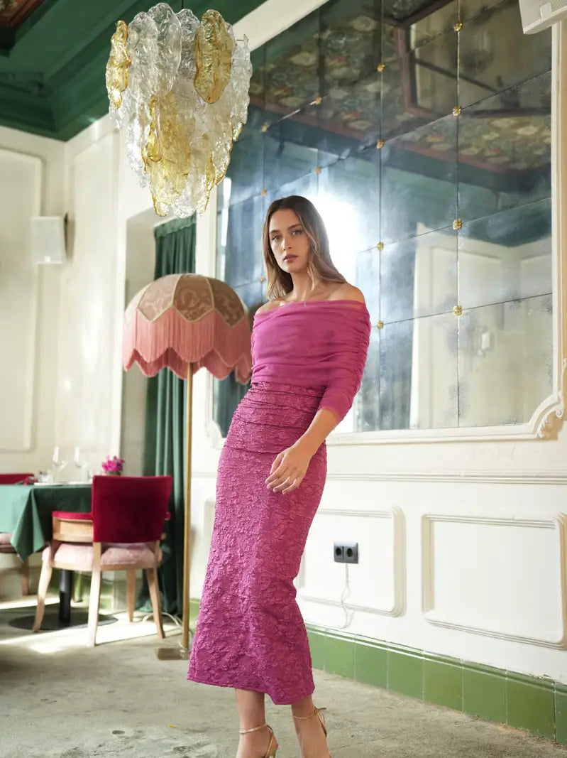 Rosalía Jacquard Midikleid in Beere mit Tüllschulter