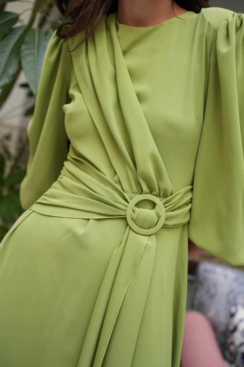 Miranda Midikleid in Olivgrün mit Drapierung