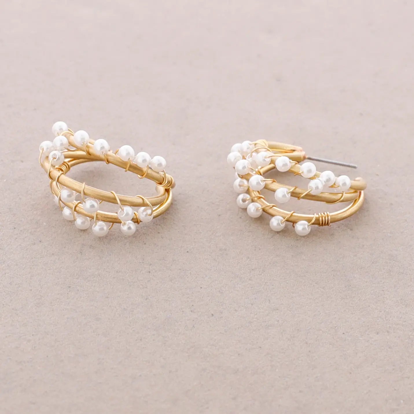 Dreifach-Reifen-Ohrringe mit Perlen – Vergoldeter Statement-Schmuck