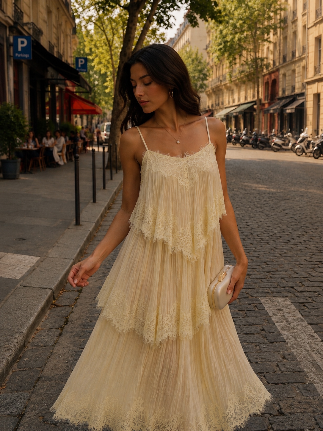 Langes Kleid mit Volants und Spitzendetails – Feminin, fließend und zeitlos