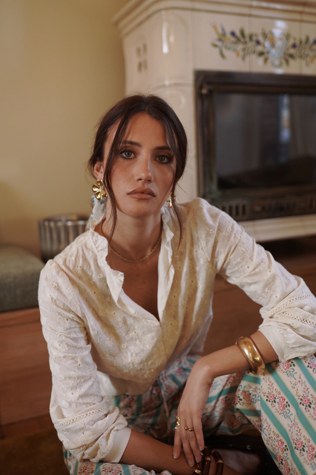 Bestickte Baumwollbluse Amélie in Creme mit Rüschenkragen