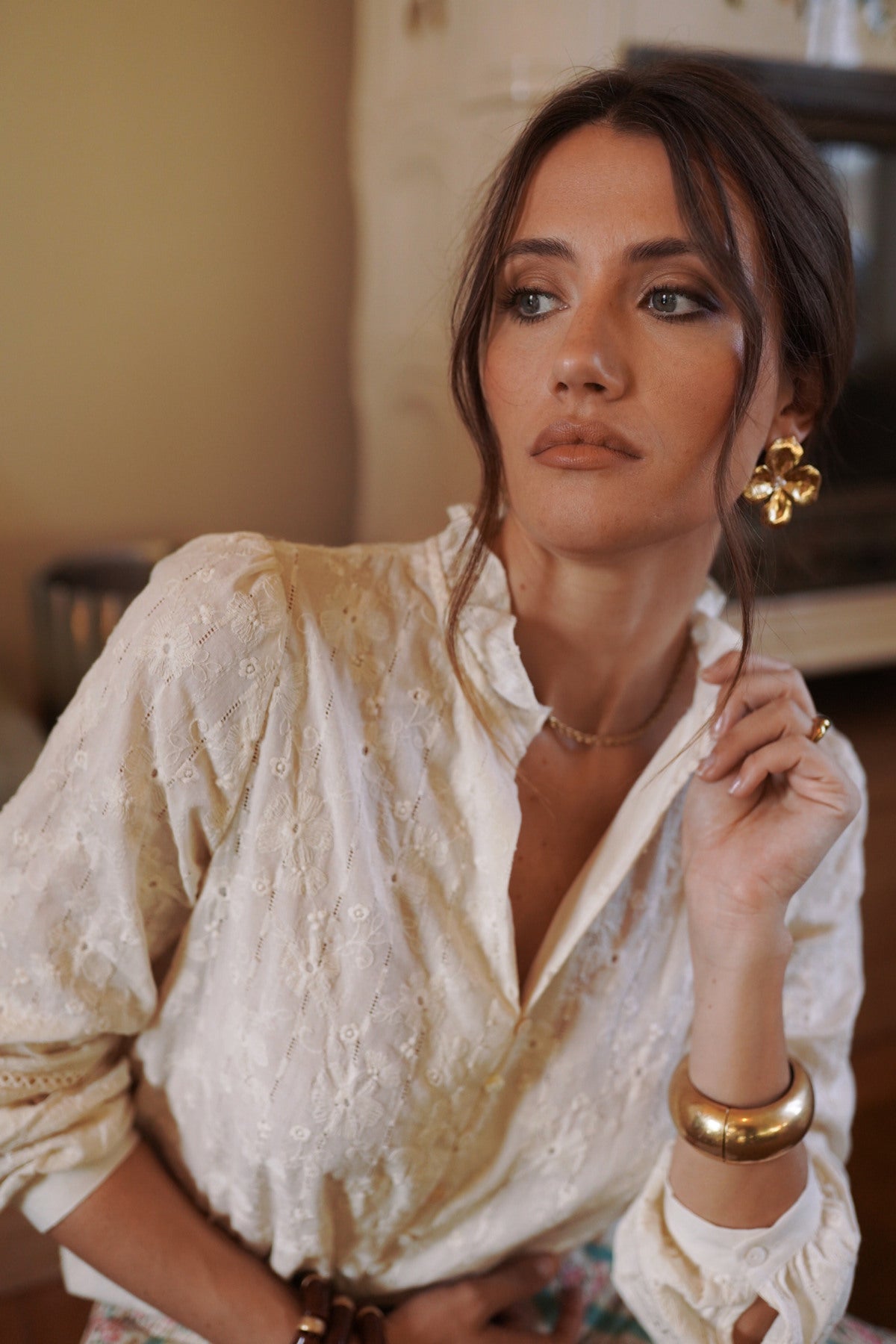 Bestickte Baumwollbluse Amélie in Creme mit Rüschenkragen
