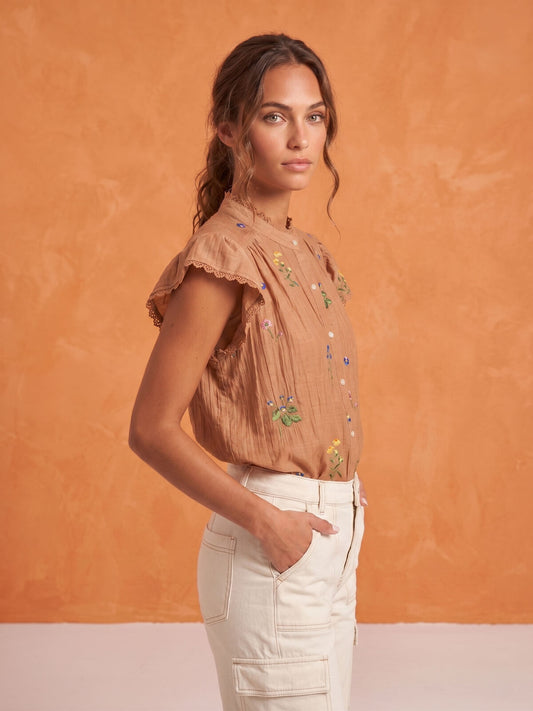 Hectorienne Baumwollbluse mit Blumenstickerei und Volantärmeln in Camel