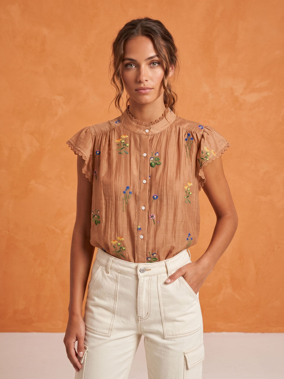 Hectorienne Baumwollbluse mit Blumenstickerei und Volantärmeln in Camel