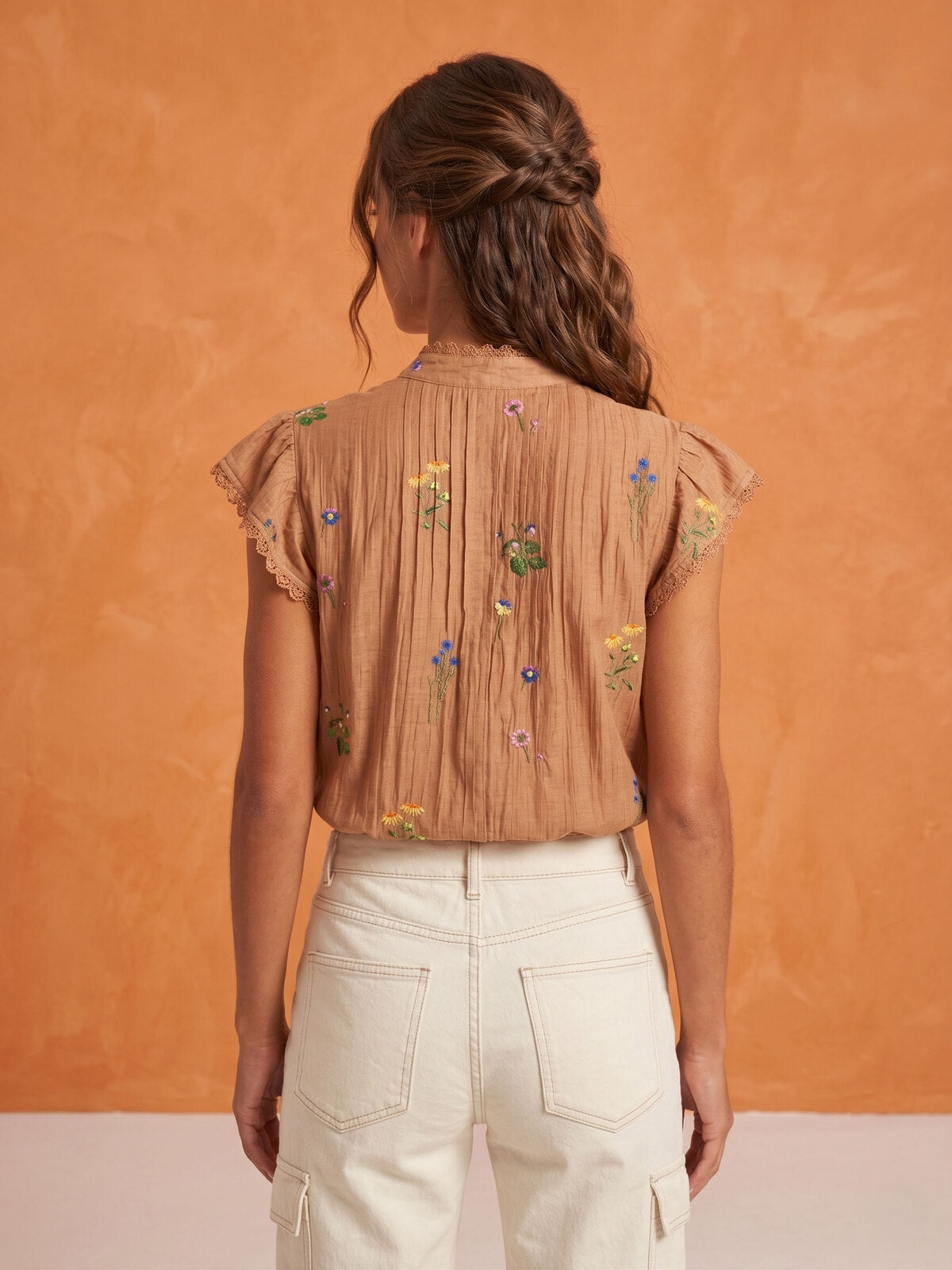 Hectorienne Baumwollbluse mit Blumenstickerei und Volantärmeln in Camel