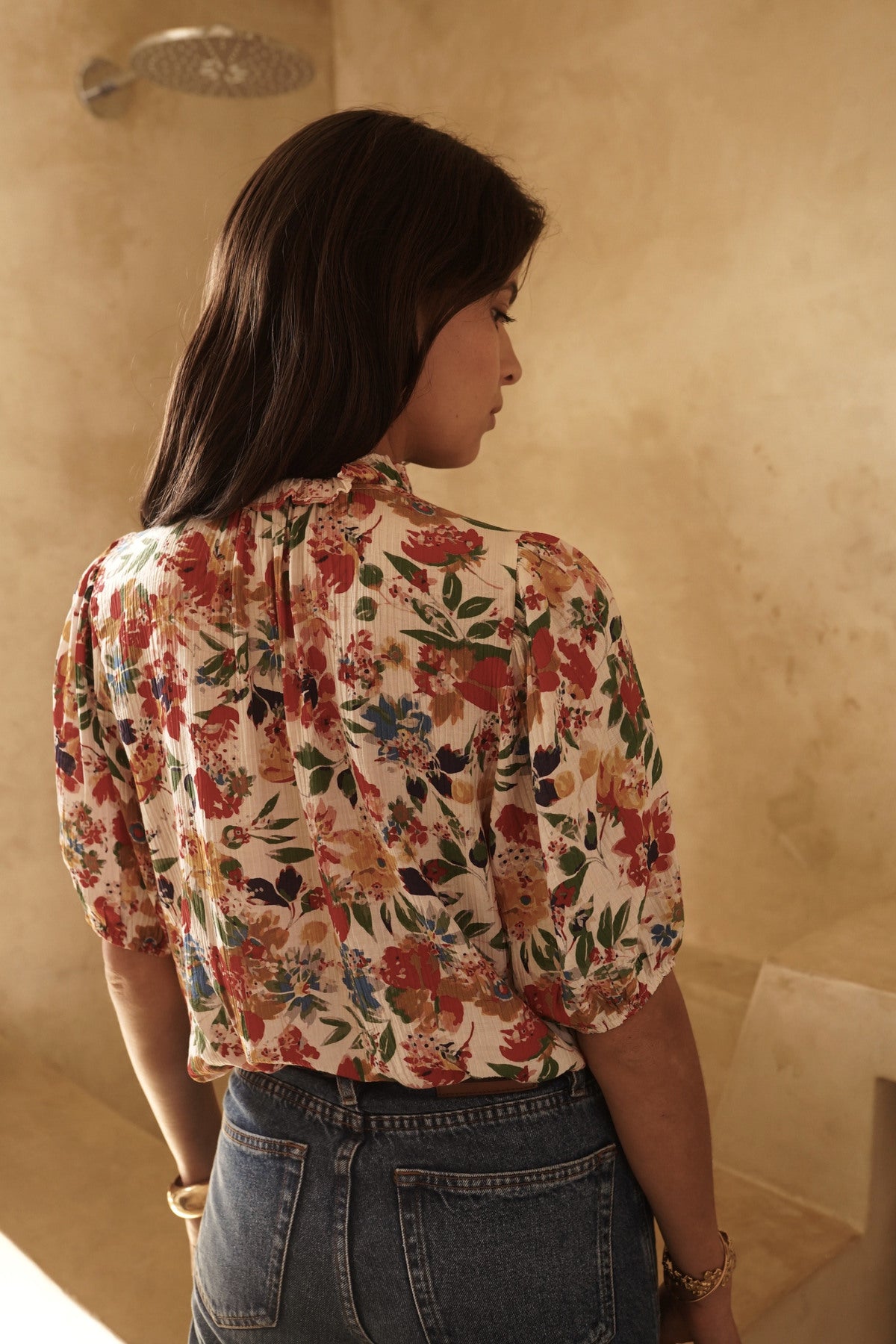 Blumenbluse Florina in Creme mit kurzen Puffärmeln