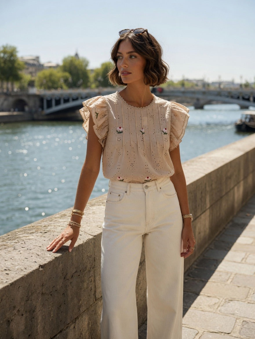 Caitline Baumwollbluse mit Lochstickerei und Flügelärmeln in Beige