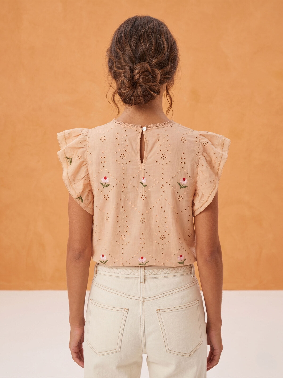 Caitline Baumwollbluse mit Lochstickerei und Flügelärmeln in Beige