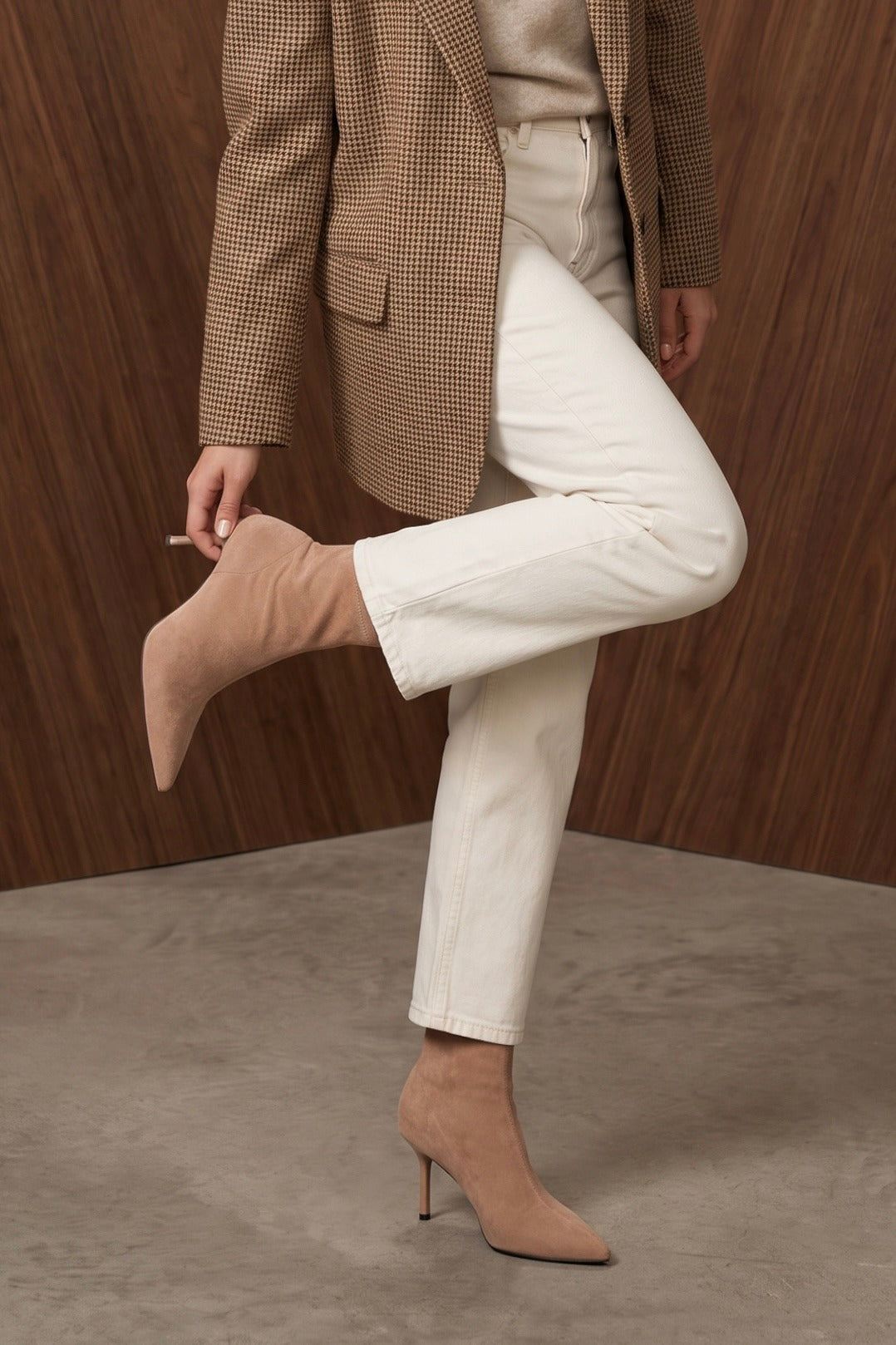 Beige Sock-Stiefelette Valentina zu weißer Hose kombiniert