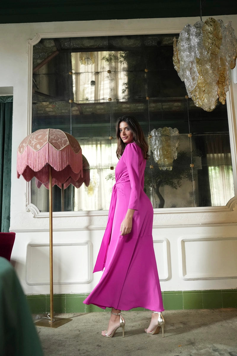 Jackie Midikleid in Pink mit Knotendetail