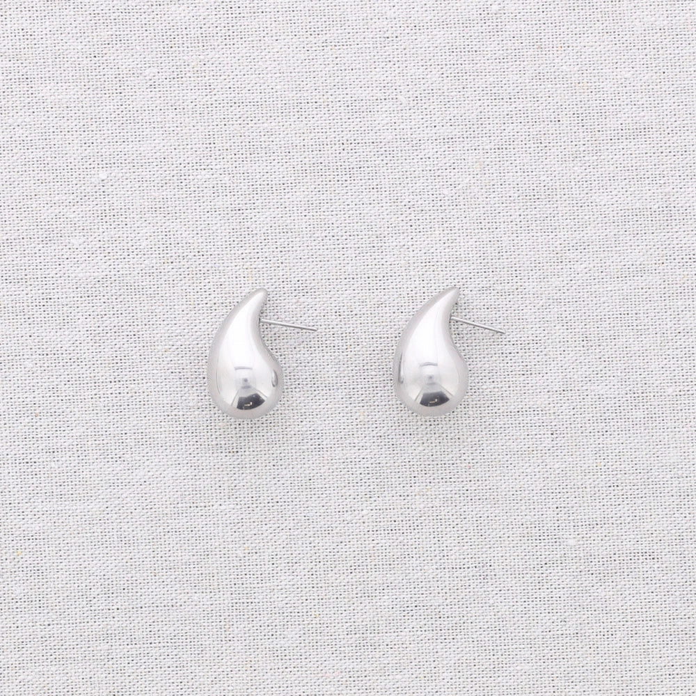 Detailansicht der silberfarbenen Edelstahl-Ohrringe in Tropfenform