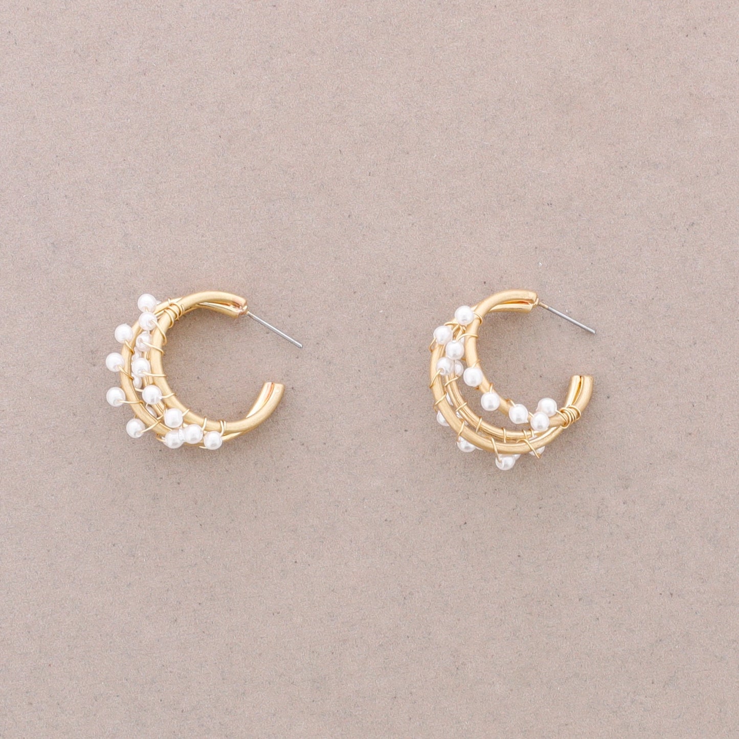Dreifach-Reifen-Ohrringe mit Perlen – Vergoldeter Statement-Schmuck