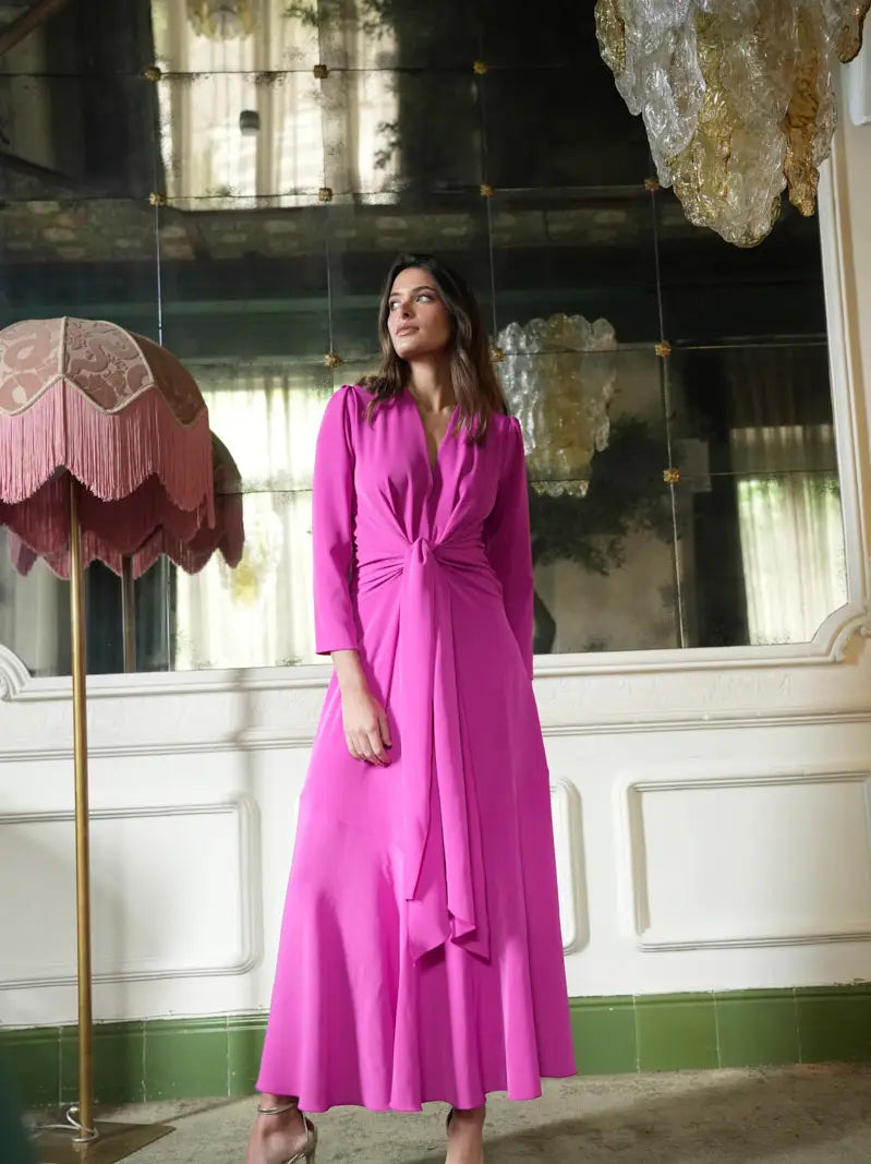Jackie Midikleid in Pink mit Knotendetail
