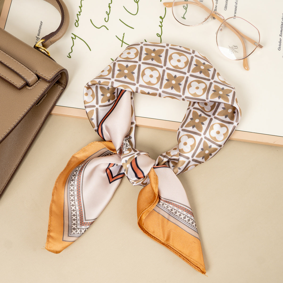 Elegantes Halstuch 70 x 70 cm mit geometrischem Blumenmuster