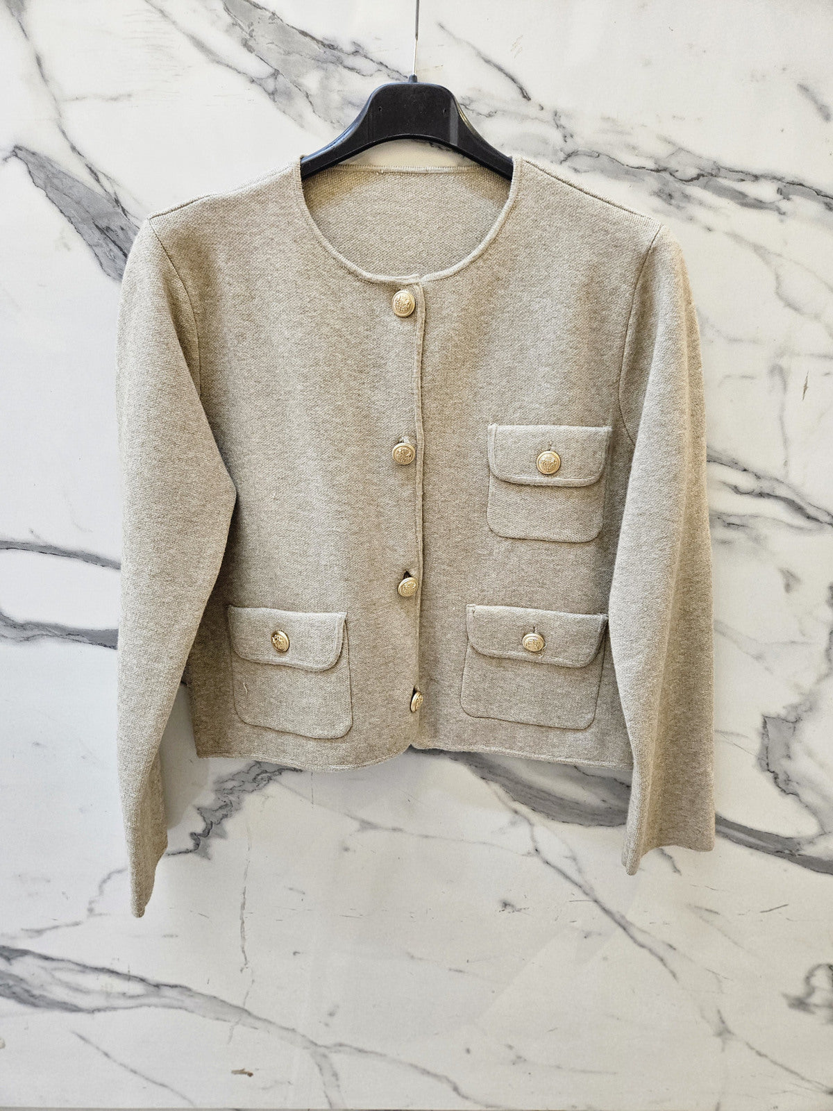 Strickjacke mit goldenen Knöpfen – Sand