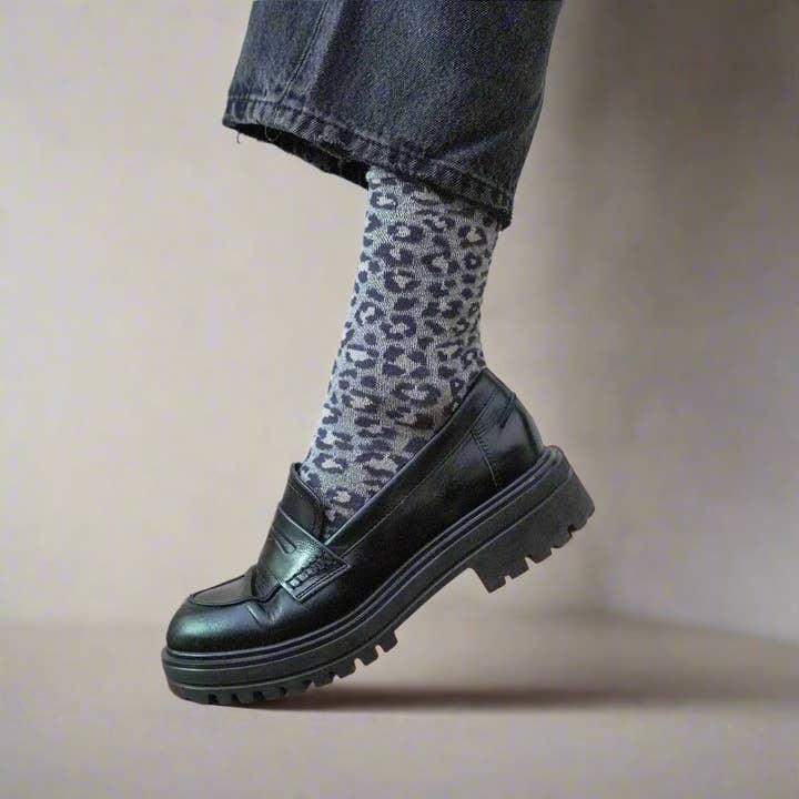 Glitzersocken mit Leopardenmuster in Grau