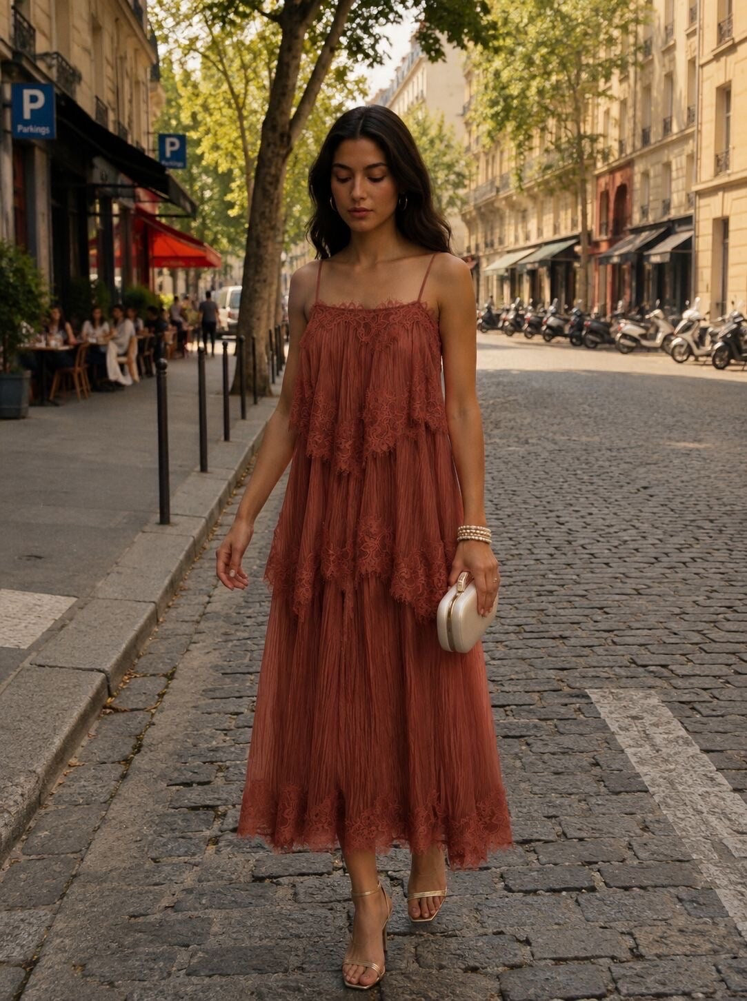 Langes Kleid mit Volants und Spitzendetails – Feminin, fließend und zeitlos