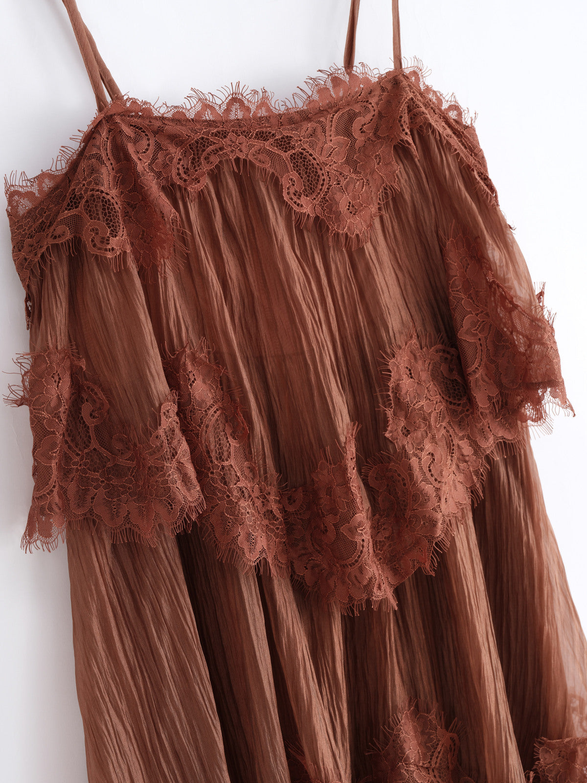 Langes Kleid mit Volants und Spitzendetails – Feminin, fließend und zeitlos