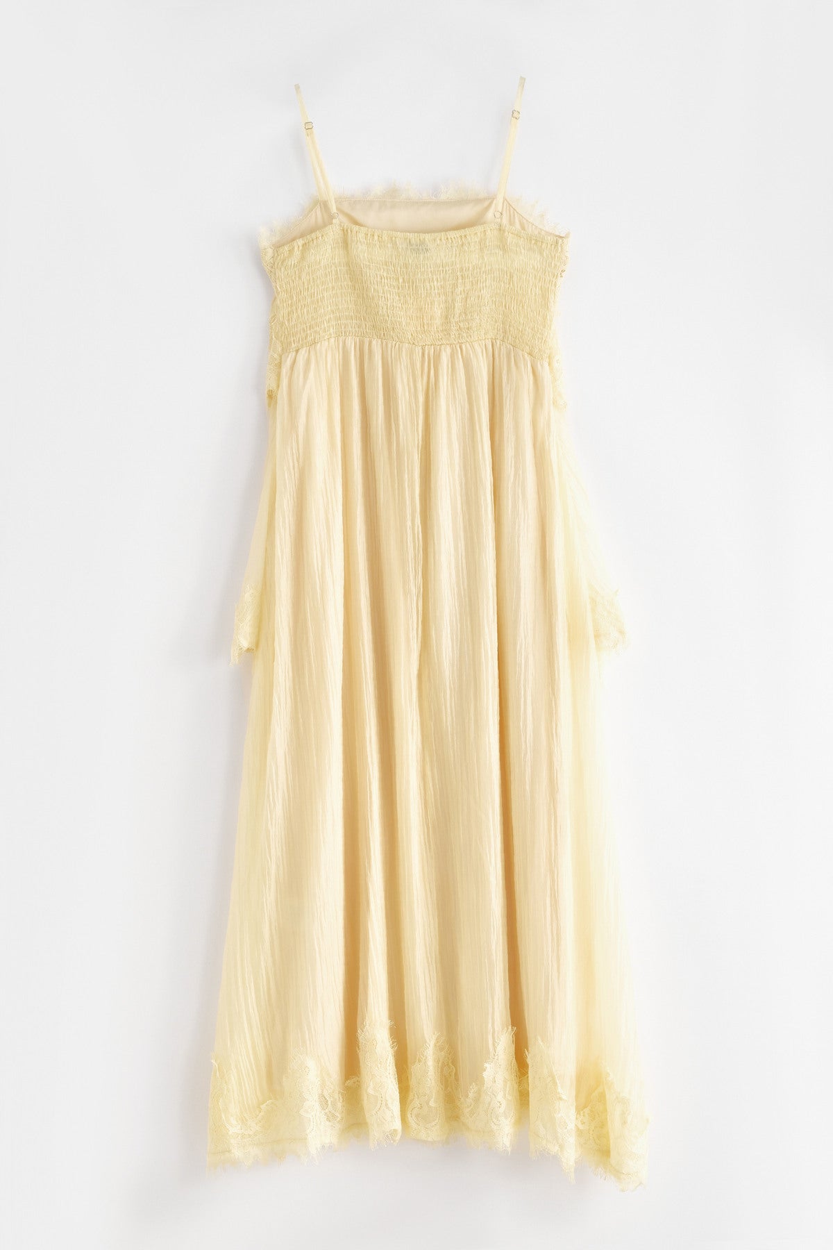 Langes Kleid mit Volants und Spitzendetails – Feminin, fließend und zeitlos